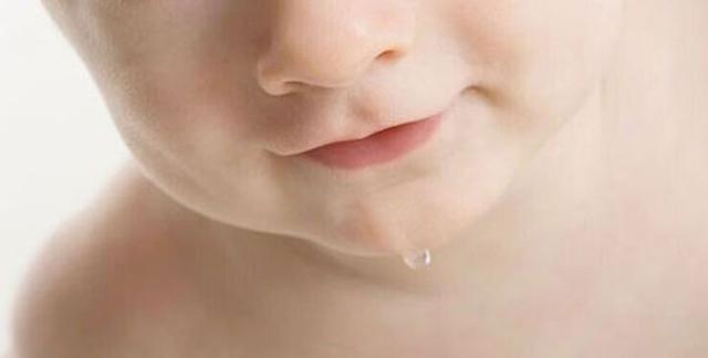 别轻信偏方！奶奶为治宝宝流口水找来偏方，结果宝宝被喂成铅中毒