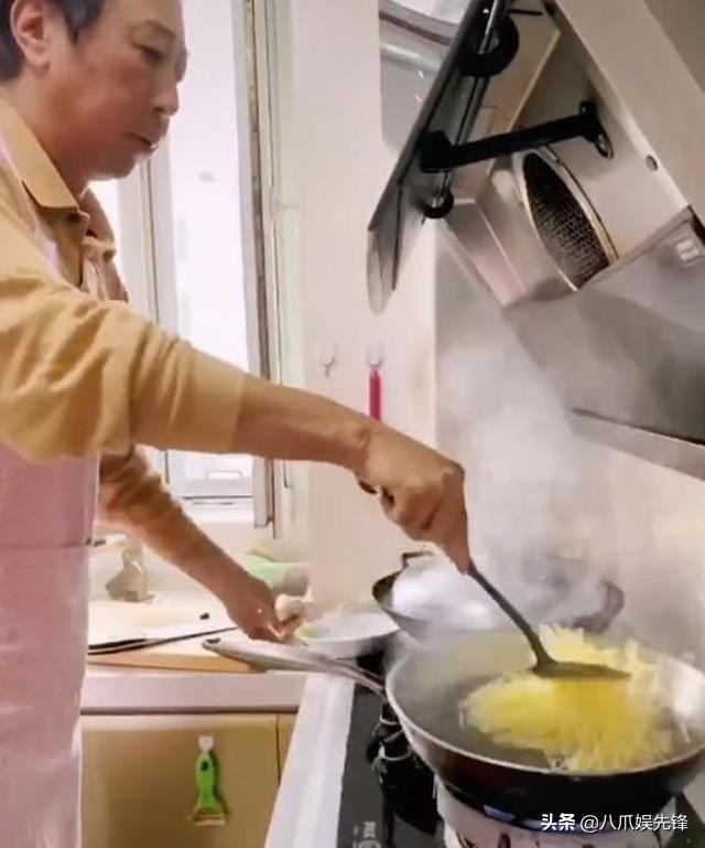 冯巩亲自下厨度中秋，张纪中一家五口合家欢，李彬在医院送祝福