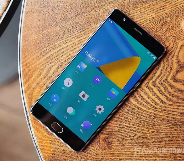 你还记得手机的默认壁纸么？