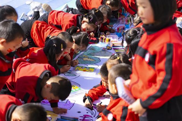 萌娃献礼国庆节 百米长卷绘祖国——察右中旗幼儿园开展迎“十一”国庆节活动