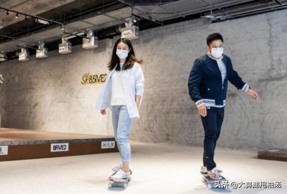 郭晶晶霍启刚在街头爱国宣传，和小朋友亲切交谈，穿着低调接地气