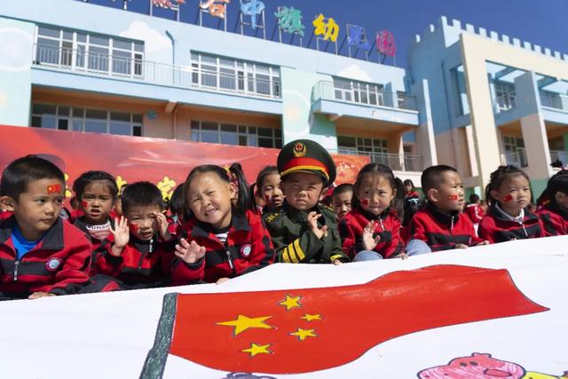 萌娃献礼国庆节 百米长卷绘祖国——察右中旗幼儿园开展迎“十一”国庆节活动