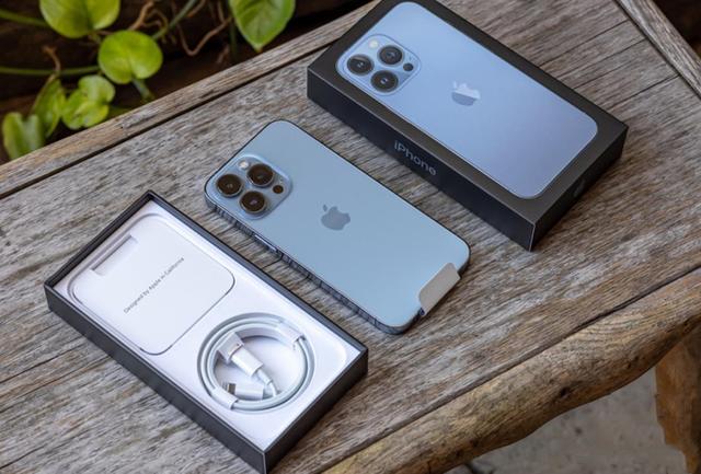 为什么国产机喜欢堆硬件，iPhone喜欢拼软件？