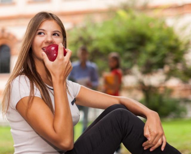 晚上吃苹果容易伤胃？医生建议：到了晚上，这4种食物尽量少吃