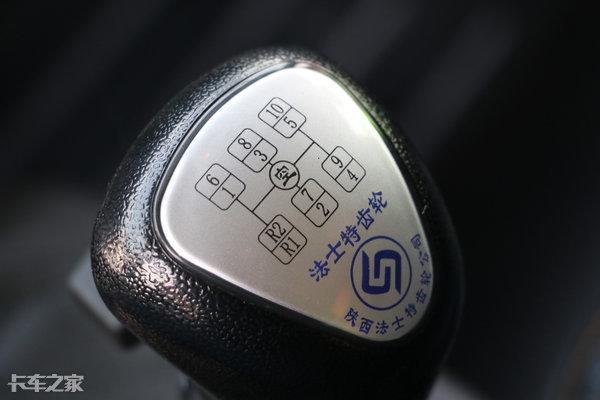 拉砂石料自卸车