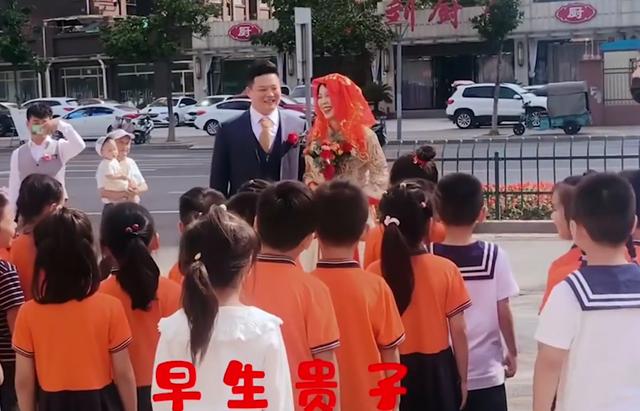 江苏一幼儿园老师结婚路过学校，小朋友们组团送祝福：要对她好