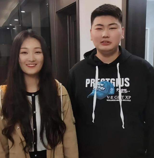 靠结婚上热搜的网红陈亚男，凭什么嫌弃大衣哥儿子“不学无术”？