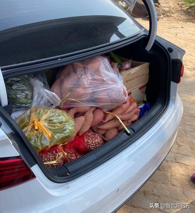 国庆返程后备箱，一个比一个硬核，网友泪目：那是父母满满的爱