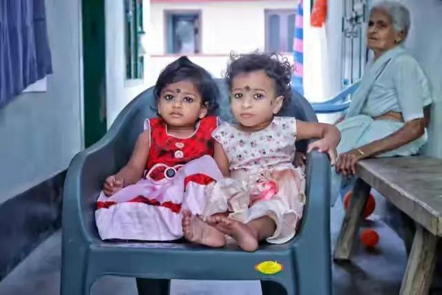 70岁老妇人一胎产子，是自私还是伟大？74岁双胎母亲如此回应