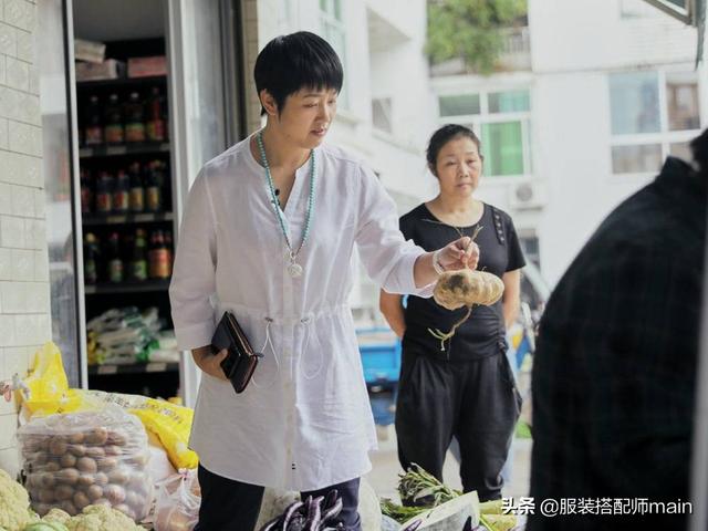 于谦的媳妇:于谦妻子已年过四十，却凭借高颜值和好气质，把基础款穿出高级感