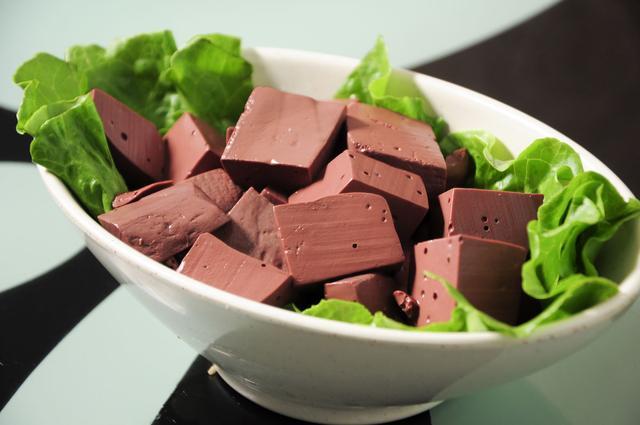 吃完猪血拉黑便，是身体在排毒？吃猪血是好是坏？听听医生怎么说