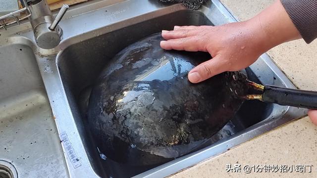 锅烧糊了上面黑的怎么去掉（去除锅底重度的黒垢）