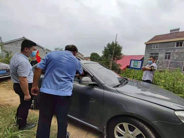 党旗在“疫”线飘扬