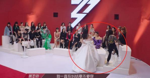 黄圣依为何跪拜(黄圣依跪拜赵本山视频)