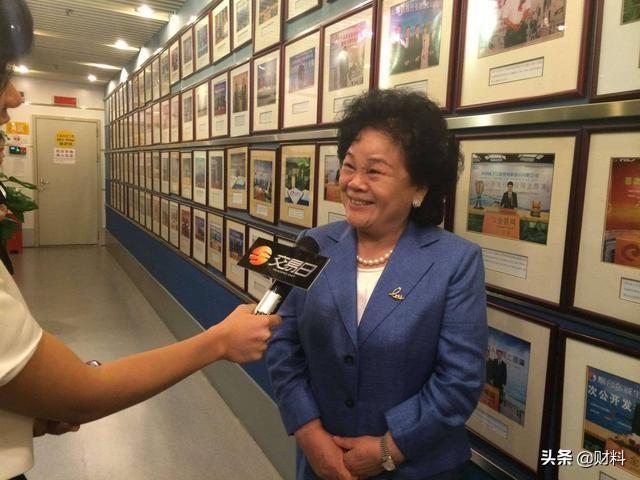 靠一张免费的配方年收过亿，如今74岁却成女老赖，企业也宣布退市