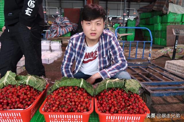 凌晨3点探访成都最大的水果批发市场，今年樱桃的价格太高了3