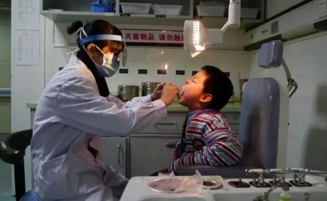 4岁男孩被鱼刺卡喉，爸爸“三拒绝两果断”救了孩子，医生都点赞