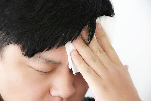 老人动不动就出虚汗，是因为肾不好了吗？3点常见原因，及时调养