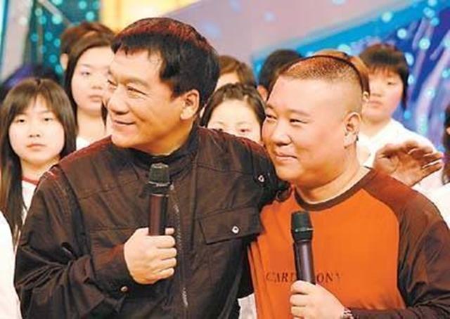侯耀文大女儿罕露面！41岁素颜气质出众，和郭德纲于谦合照显亲密