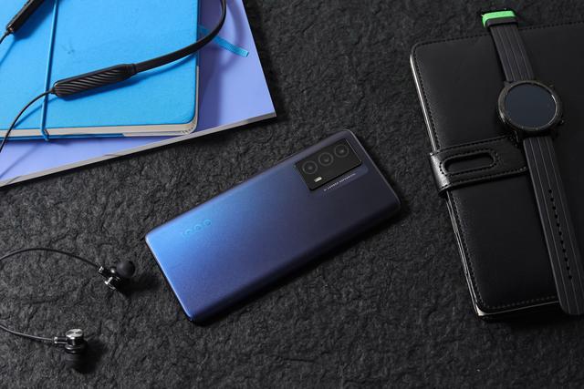 日常使用手机怎么选 这三款推荐给你 款款都是高性价比且价格还不贵