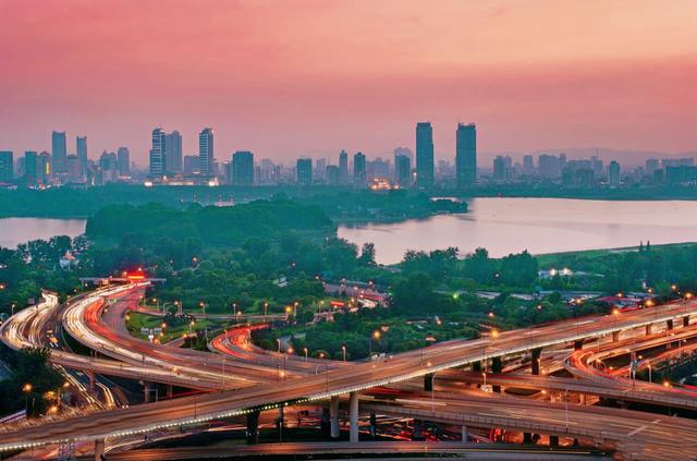 前三季度GDP十强省公布，广东江苏神仙打架，安徽首次超越上海