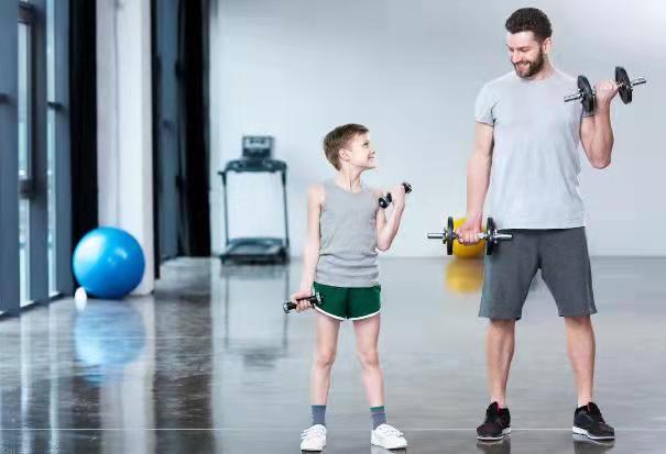 学生进入“变声期”，避免长大后变成公鸭嗓，家长就要注意这4点