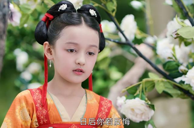 小琉璃肉嘟嘟的小脸,一副可爱的少女模样.