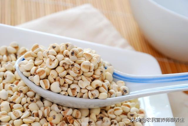 它就是晒干打出来的薏米，用它煮粥健脾祛湿，我也是刚知道的