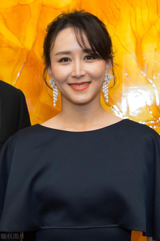 胡静曾黎班花之争(班花曾黎与校花胡静同框)-天晟网