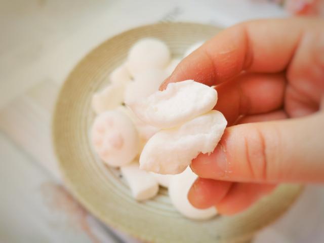 棉花糖也可以在家做,一个鸡蛋做一盘,没有添加剂,孩子吃得放心