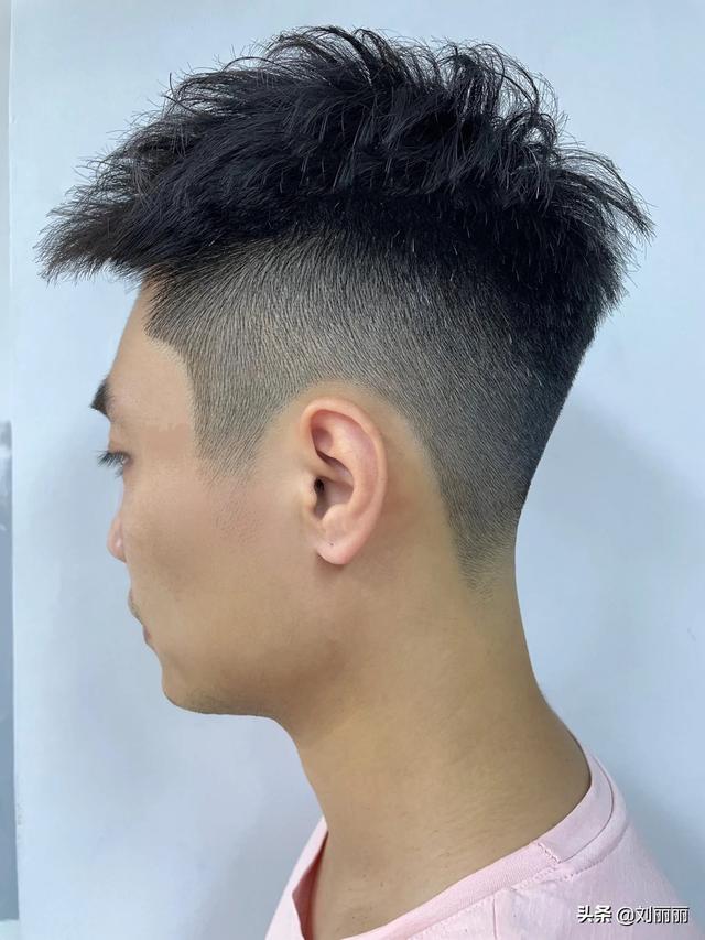 三七分发型男