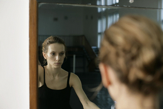 机械人照镜子,起头审阅自己,它是发生了自我认识吗?