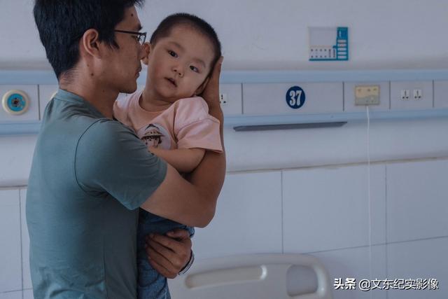 这样的孩子一般活不过2岁，但她却用稚嫩的肩膀顽强抗争着