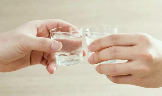 同仁,只针对于坐的位置,而不针对于个人,这样敬酒,就会显得一碗水端平