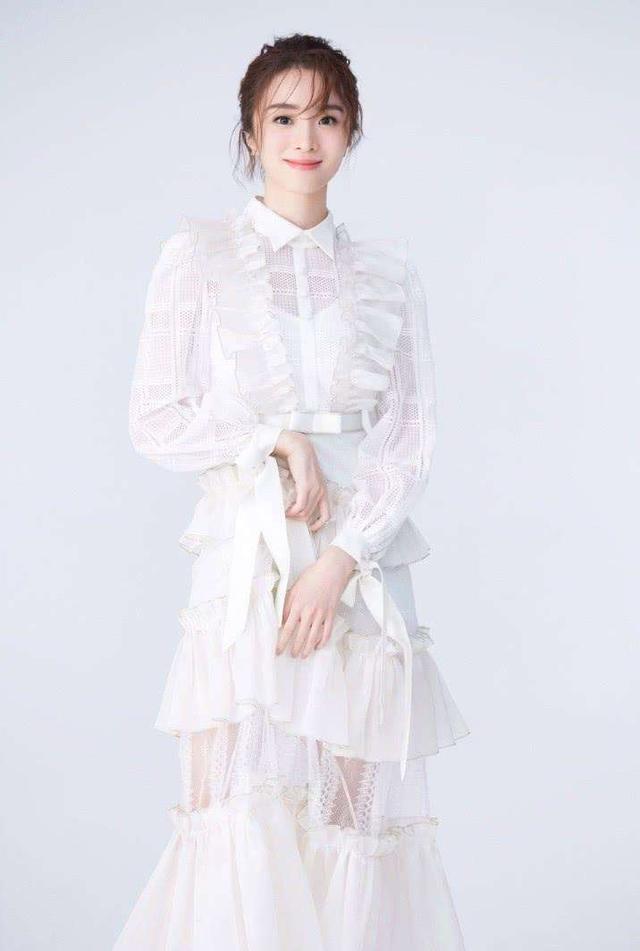 胡冰卿图片:胡冰卿太撩人，穿酒红色裙装曲线尽露，造型性感又迷人