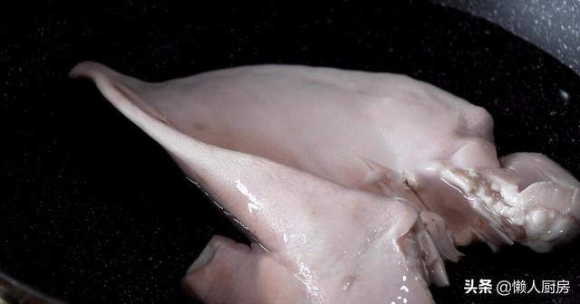 图文 猪耳朵好吃 去腥是关键 这样做出来的猪耳朵 怎么吃都吃不腻 猪耳朵怎么调好吃 Www Caipu56 Com