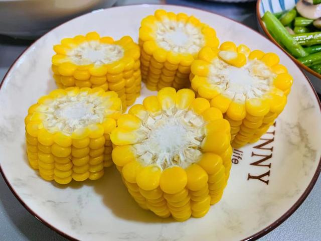 午餐，给孩子准备了3菜1汤，晒到朋友圈，大家说：妈妈真用心