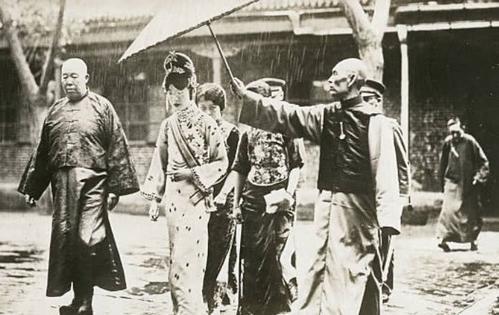1953年，44岁妇女傅玉芳临死前向环卫工丈夫坦白：我曾是大清皇妃