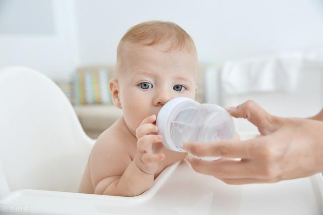 家庭育儿常见的误区，给宝宝喂水有3个风险，家长们千万要注意
