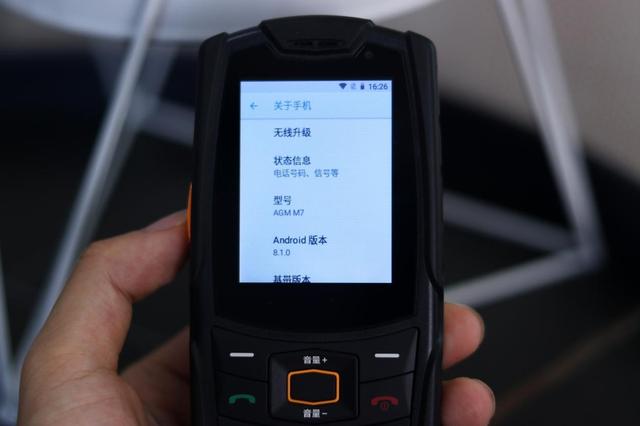 功能機？還能聊微信刷抖音！不怕摔不怕水的AGM M7有點猛