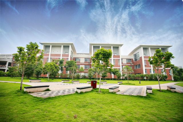 武汉外语外事学院(武汉外语外事学院藏龙岛校区)-中国荷都网