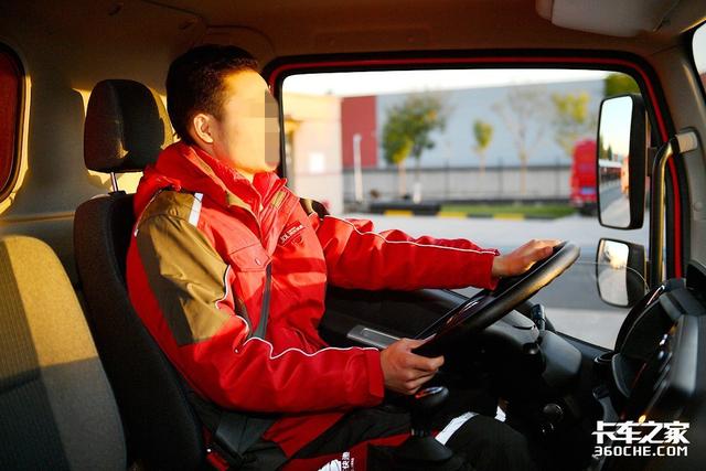 探秘京东物流仓库，快递车为啥选东风多利卡D6？