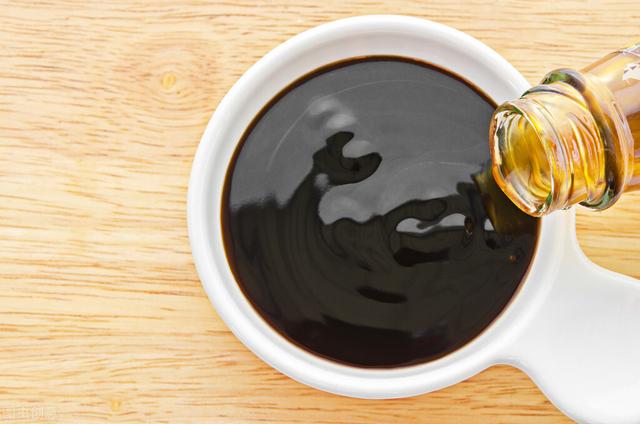 医生提醒：厨房里少用这5种调料，可减少心血管疾病风险