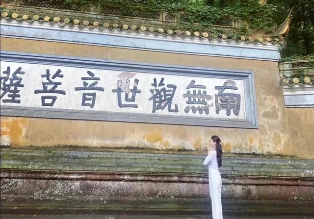 佛媛 的8个迷惑行为 一个比一个离谱 有人还穿着吊带裙抄经