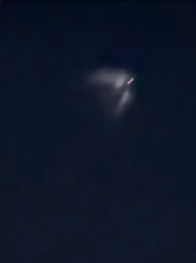 悉尼上空出现UFO？专家解疑称是中国火箭，英媒：出现时间很微妙