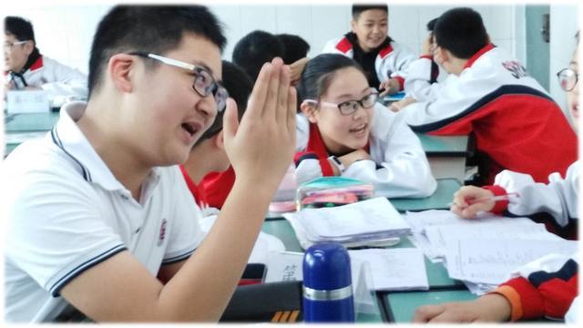 开学典礼女生倒地昏迷，长达半分钟竟无人关注，校方作出回应