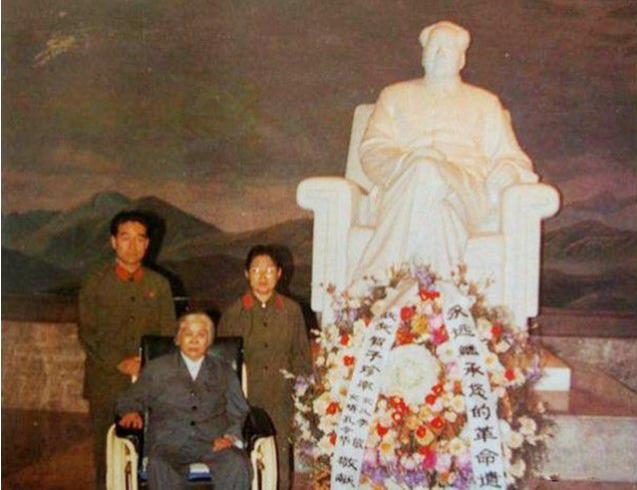 毛泽东的菊香书屋收藏多少书？贺龙戏称：厕所太高级，伸手能拿书