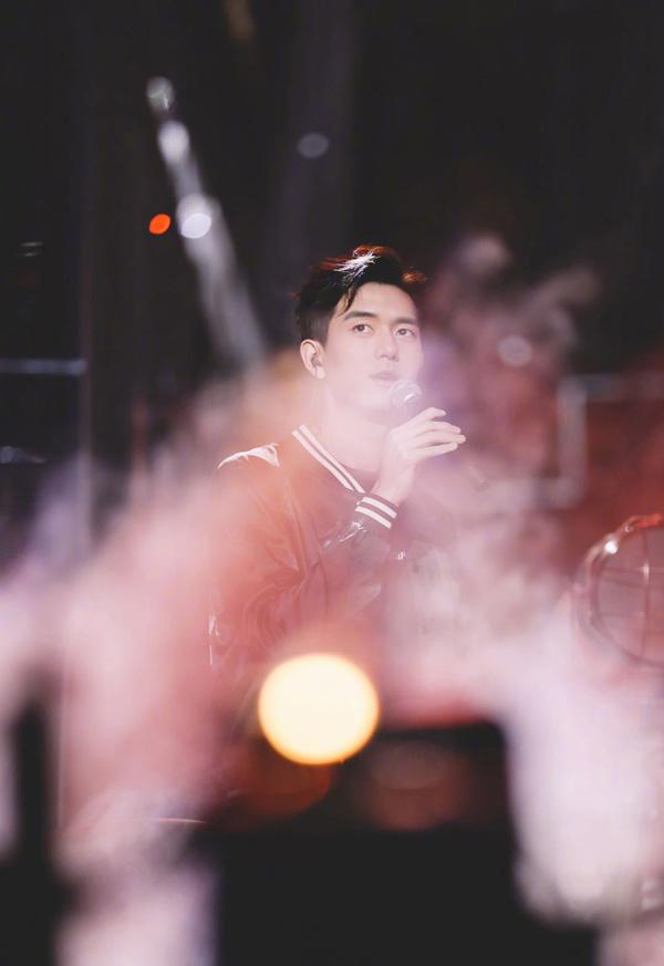 李现跨年视频(李现跨年视频采访)