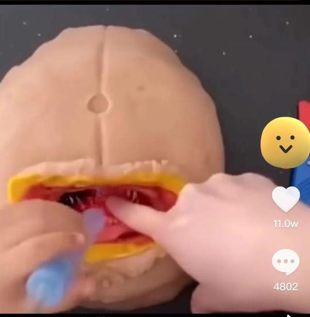 儿子四岁生日，妈妈用橡皮泥模拟剖腹产，网友直呼“太硬核”