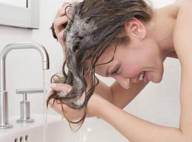 浙江一女子坚持用盐和醋洗头，2个月后，她的头发怎么样了？